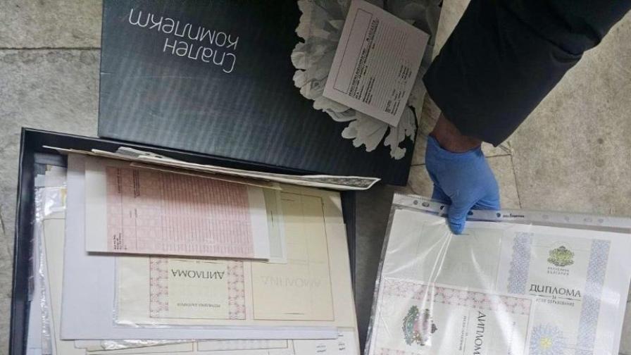 Задържаха мъж, изработвал фалшиви дипломи и сертификати в София