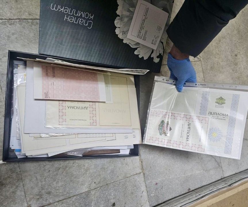 Задържаха мъж, изработвал фалшиви дипломи и сертификати в София