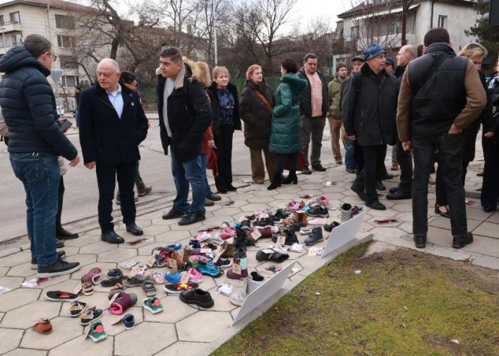 С детски обувки на тротоара до руското посолство отбелязваме четири