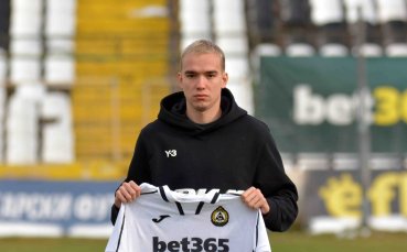 Страностите на българския трансферен пазар - Славия махна играч през януари, а през февруари му даде договор за 2,5 г.