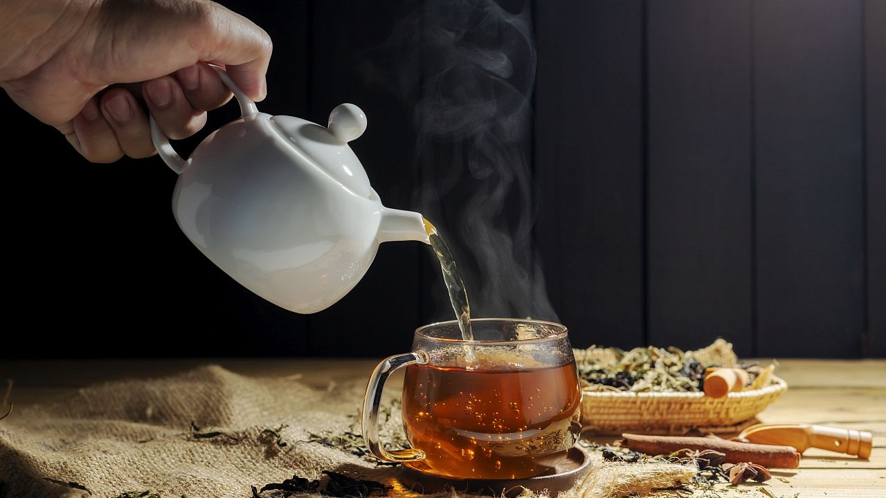 Чай с „изненада“: 5 добавки, които го превръщат във вреден