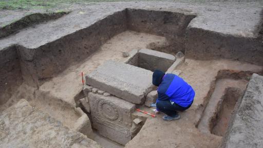 <p>Мъж откри римска гробница в двора си в Свищов</p>