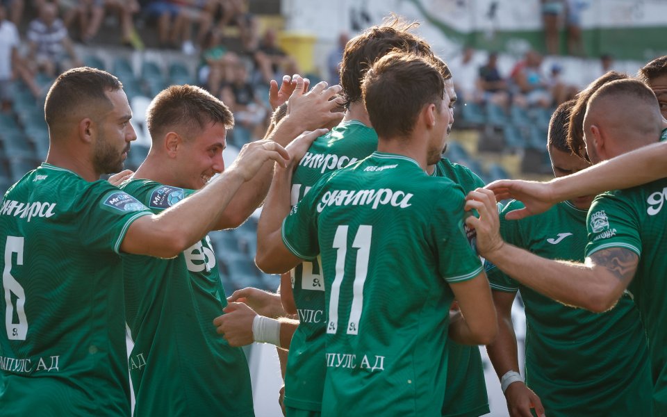 Безмилостен Янтра разгроми Етър в дербито и продължи похода си към челото