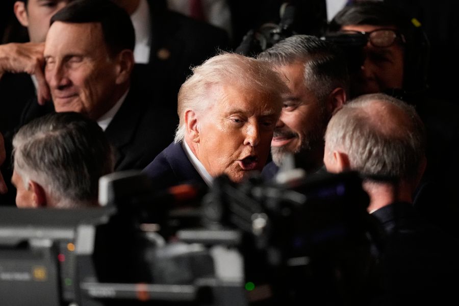 <p>Президентът на САЩ Доналд Тръмп се похвали в обръщението си &bdquo;За състоянието на Съюза&ldquo;, че е предизвикал бум на работните места и производството в страната, като същевременно налага нов световен ред в чужбина &ndash; с надеждата, че представянето на дълъг списък с постижения може да противодейства на спада на рейтинга му, предаде Асошиейтед Прес.</p>