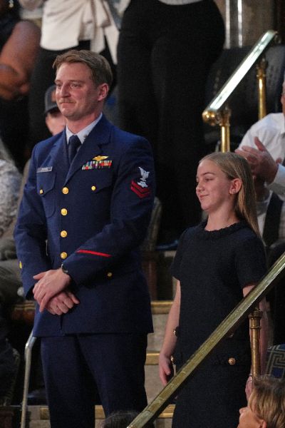 <p>Президентът на САЩ Доналд Тръмп се похвали в обръщението си &bdquo;За състоянието на Съюза&ldquo;, че е предизвикал бум на работните места и производството в страната, като същевременно налага нов световен ред в чужбина &ndash; с надеждата, че представянето на дълъг списък с постижения може да противодейства на спада на рейтинга му, предаде Асошиейтед Прес.</p>