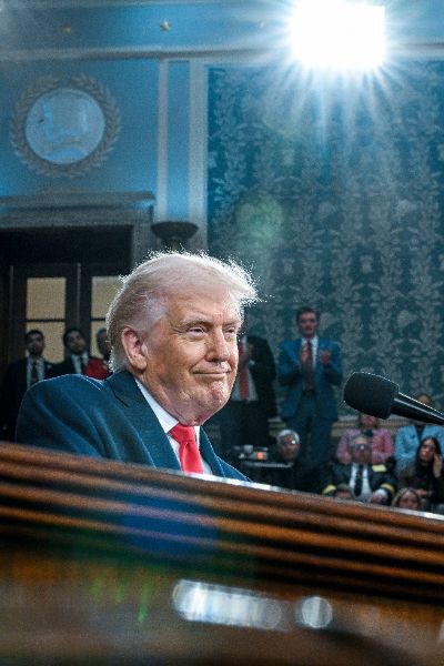 <p>Президентът на САЩ Доналд Тръмп се похвали в обръщението си &bdquo;За състоянието на Съюза&ldquo;, че е предизвикал бум на работните места и производството в страната, като същевременно налага нов световен ред в чужбина &ndash; с надеждата, че представянето на дълъг списък с постижения може да противодейства на спада на рейтинга му, предаде Асошиейтед Прес.</p>