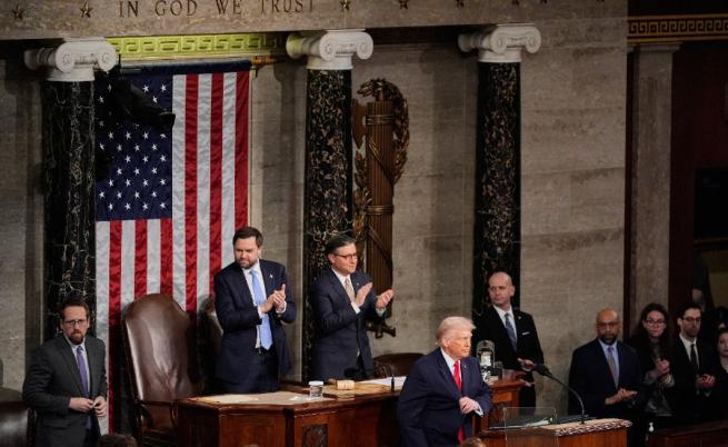 Скандали, аплодисменти и изведен конгресмен - Огненото обръщение на Тръмп 