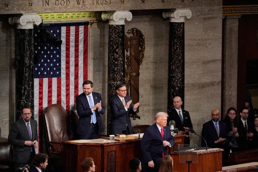 <p>Президентът на САЩ Доналд Тръмп се похвали в обръщението си &bdquo;За състоянието на Съюза&ldquo;, че е предизвикал бум на работните места и производството в страната, като същевременно налага нов световен ред в чужбина &ndash; с надеждата, че представянето на дълъг списък с постижения може да противодейства на спада на рейтинга му, предаде Асошиейтед Прес.</p>