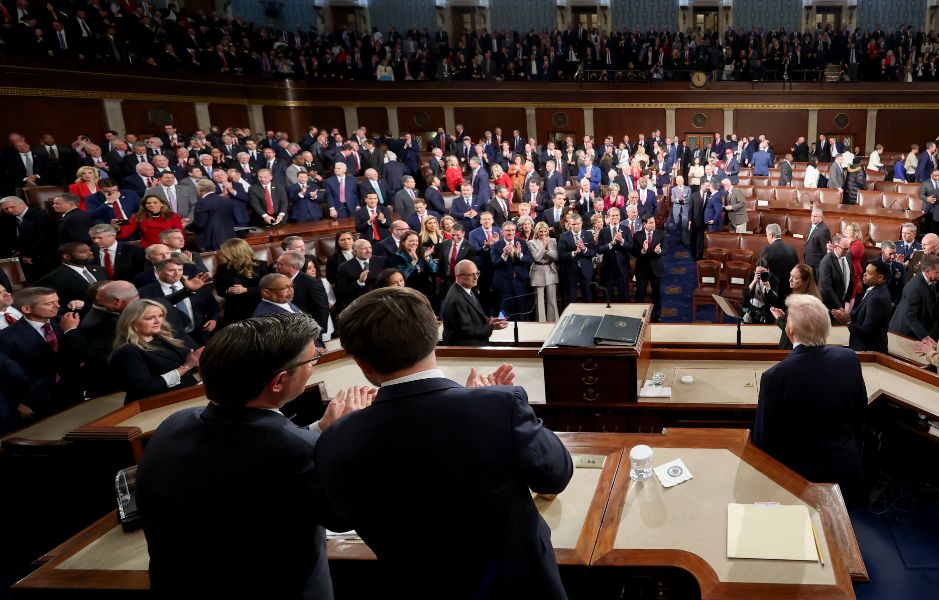 <p>Президентът на САЩ Доналд Тръмп се похвали в обръщението си &bdquo;За състоянието на Съюза&ldquo;, че е предизвикал бум на работните места и производството в страната, като същевременно налага нов световен ред в чужбина &ndash; с надеждата, че представянето на дълъг списък с постижения може да противодейства на спада на рейтинга му, предаде Асошиейтед Прес.</p>