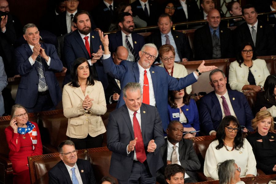 <p>Президентът на САЩ Доналд Тръмп се похвали в обръщението си &bdquo;За състоянието на Съюза&ldquo;, че е предизвикал бум на работните места и производството в страната, като същевременно налага нов световен ред в чужбина &ndash; с надеждата, че представянето на дълъг списък с постижения може да противодейства на спада на рейтинга му, предаде Асошиейтед Прес.</p>