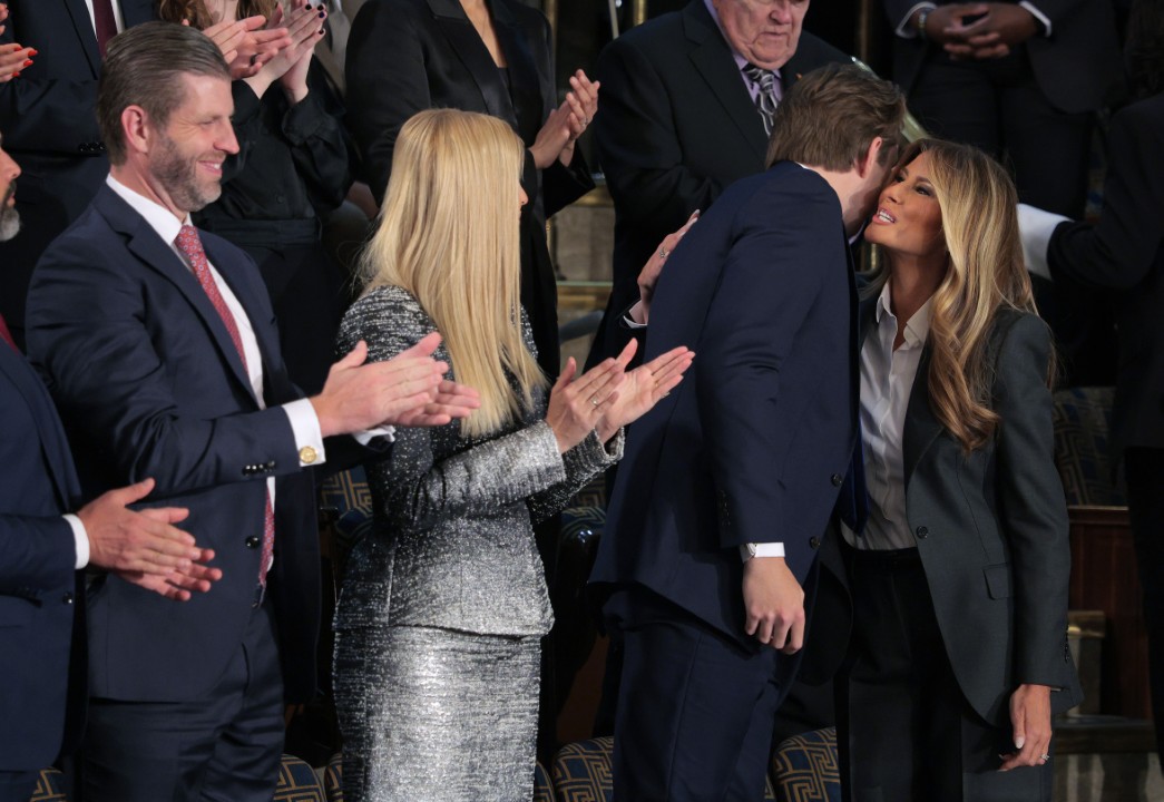 <p>Мелания Тръмп демонстрира бизнес елегантност с костюм на Dolce &amp; Gabbana по време на речта &bdquo;За състоянието на Съюза&ldquo; през 2026 г., подчертавайки своите лични каузи чрез избора на гости и затвърждавайки ролята си на модна икона с дипломатическо излъчване.</p>