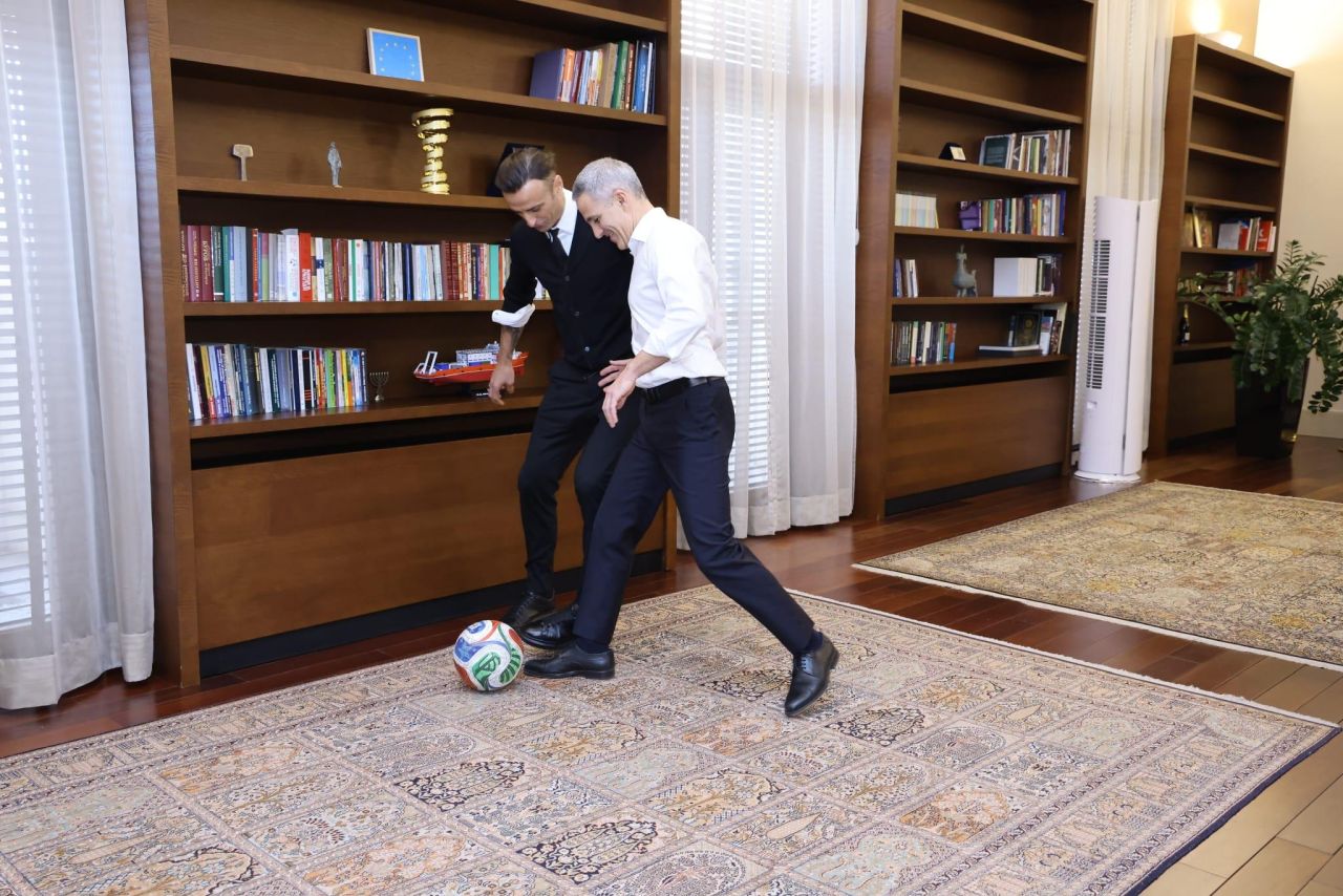 <p>Служебният премиер Андрей Гюров назначи Димитър Бербатов за свой съветник</p>