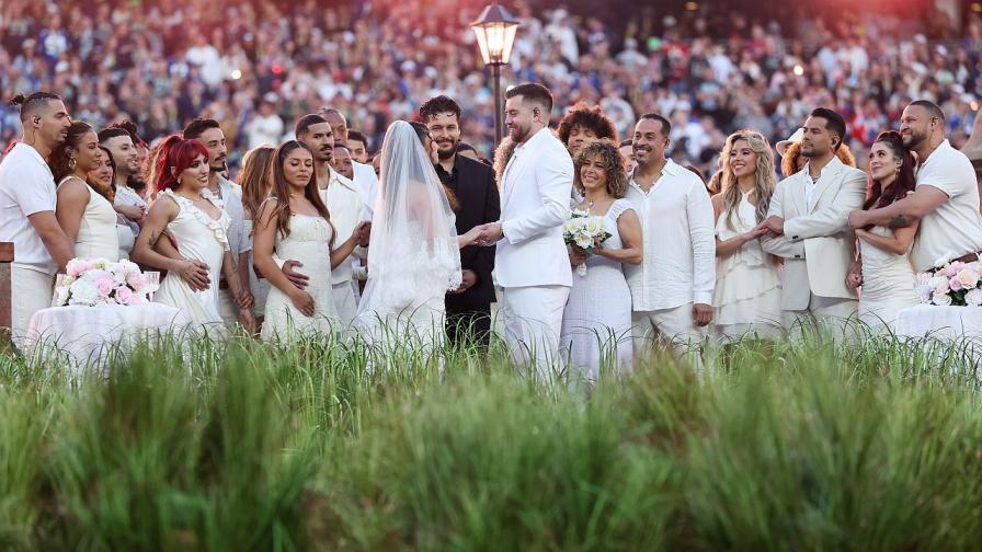 Елейса Росел Апарисио и Томас Лукас Волтер са двойката, която си каза "Да" по време на шоуто на Bad Bunny на Super Bowl