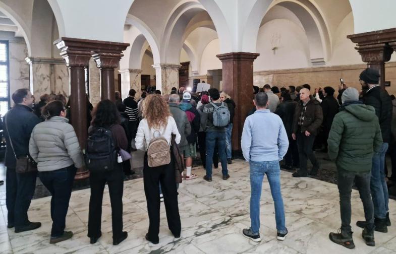 Граждани щурмуват кабинета на иф главен прокурор