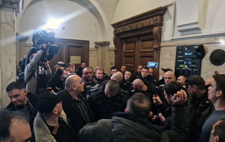 Граждани щурмуват кабинета на и.ф. главен прокурор.