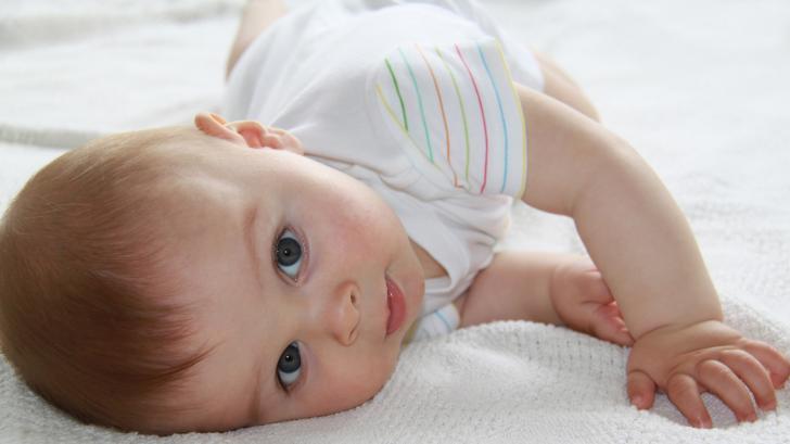 Кога бебетата започват да се обръщат