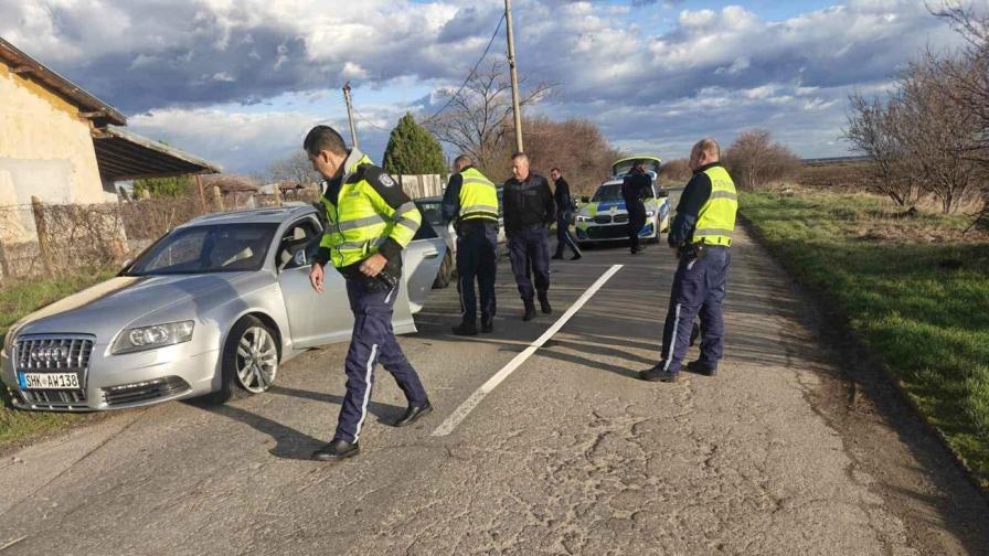 Полицията спря водач без книжка с шипове след гонка