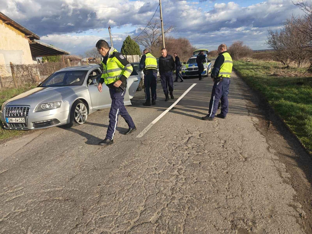 Полицията спря водач без книжка с шипове след гонка