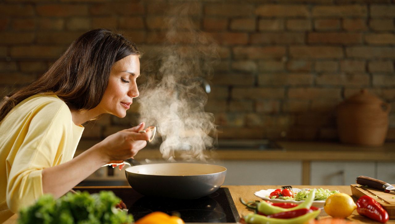 Не правете тази грешка: Това е най-лошият момент да добавите сол към бульона