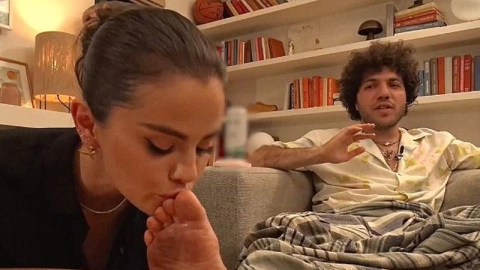 Подкастът Friends Keep Secrets се превърна в неочакван интернет феномен