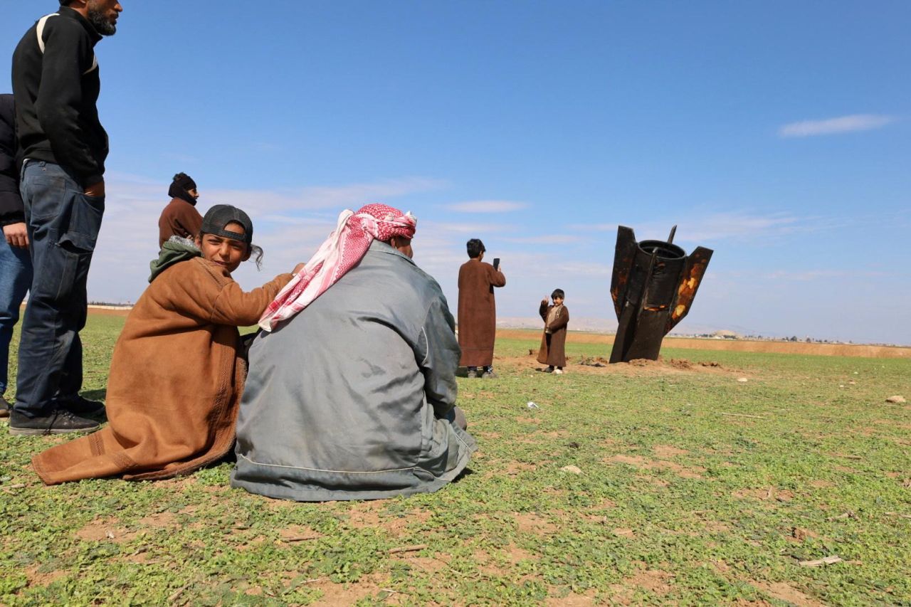 <p>Хора стоят до иранска ракета, паднала в село Казалжо в покрайнините на град Камишли, Сирия. Иран предприе ответни атаки в целия регион след съвместна военна операция на Израел и САЩ, която започна в ранните часове на 28 февруари 2026 г. и порази множество цели на територията на Иран.</p>