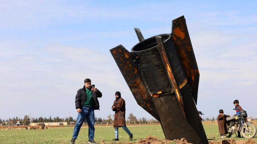 Хора стоят до иранска ракета, паднала в село Казалжо в покрайнините на град Камишли, Сирия, на няколко километри от границата с Турция. Иран предприе ответни атаки в целия регион след съвместна военна операция на Израел и САЩ, която започна в ранните часове на 28 февруари 2026 г. и порази множество цели на територията на Иран