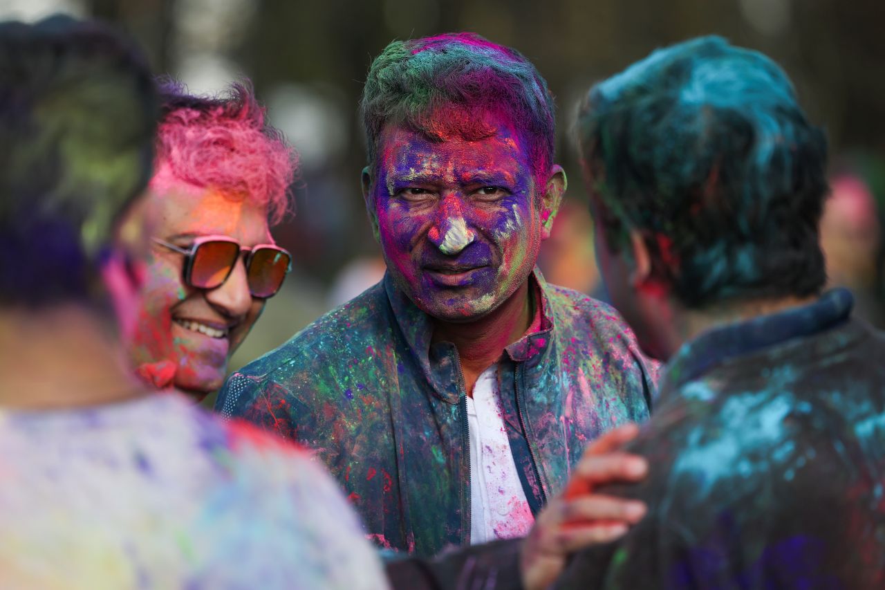 <p>Холи е тържество на духа, в което древните легенди и експлозията от цветове се сливат, за да ни напомнят, че прошката, новото начало и споделената радост нямат граници</p>