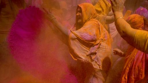 Цветовете, които събудиха пролетта: Светът отпразнува Холи