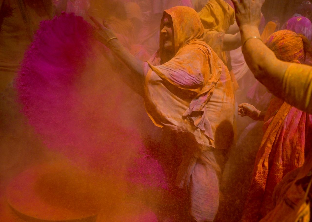 <p>Холи е тържество на духа, в което древните легенди и експлозията от цветове се сливат, за да ни напомнят, че прошката, новото начало и споделената радост нямат граници</p>