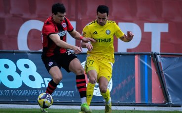 НА ЖИВО: Локомотив София - Добруджа 1:0, гостите са с човек по-малко