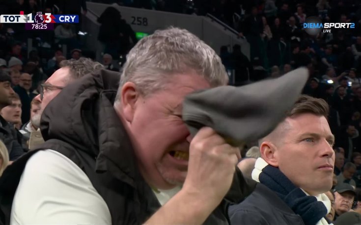 Фен на Тотнъм не може да повярва - бие се с шапка по главата (видео)