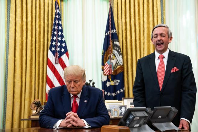 Втори шанс и вяра: Президентът Тръмп в обща молитва с пастор Робърт Джефрис по време на официалното помилване на Алис Джонсън (28 август 2020 г.). Джонсън, осъдена на доживотен затвор през 1997 г., се превърна в символ на реформата в правосъдието.