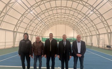 Министърът на младежта и спорта откри нов закрит тенис корт в Радомир