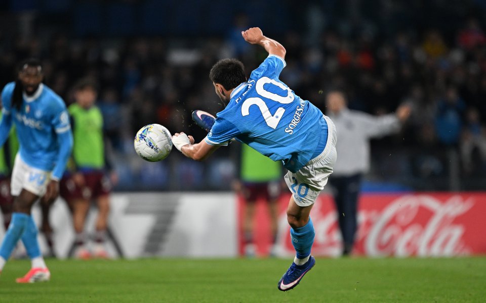 Наполи удари Торино и прибра ценни три точки в битката за Шампионска лига