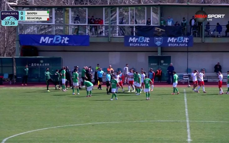 Меле в Сандански! Охраната нахлу на терена