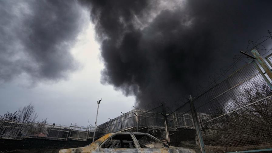 Израел удари, огън и дим над Техеран