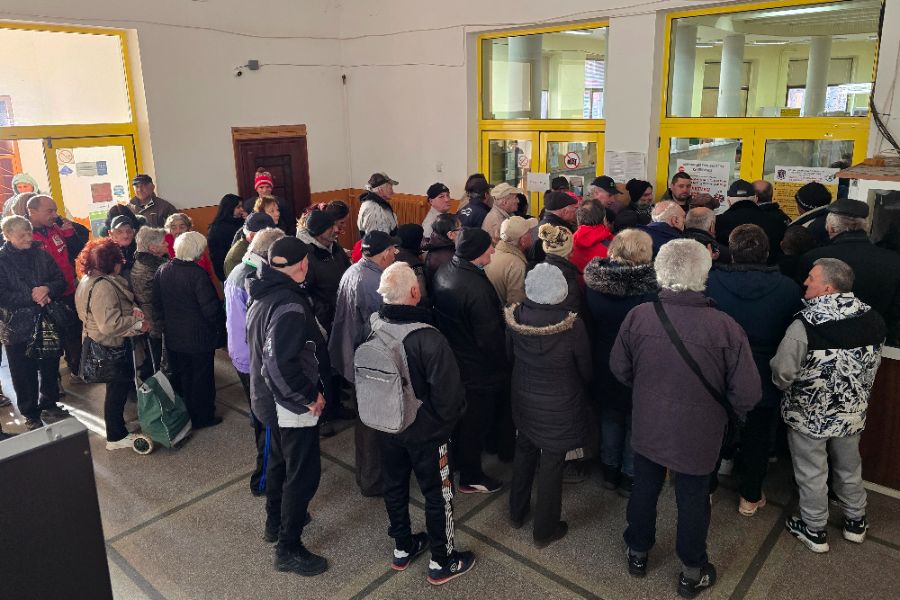 Пенсионери очакват парите си, докато служители на "Български пощи" протестират.