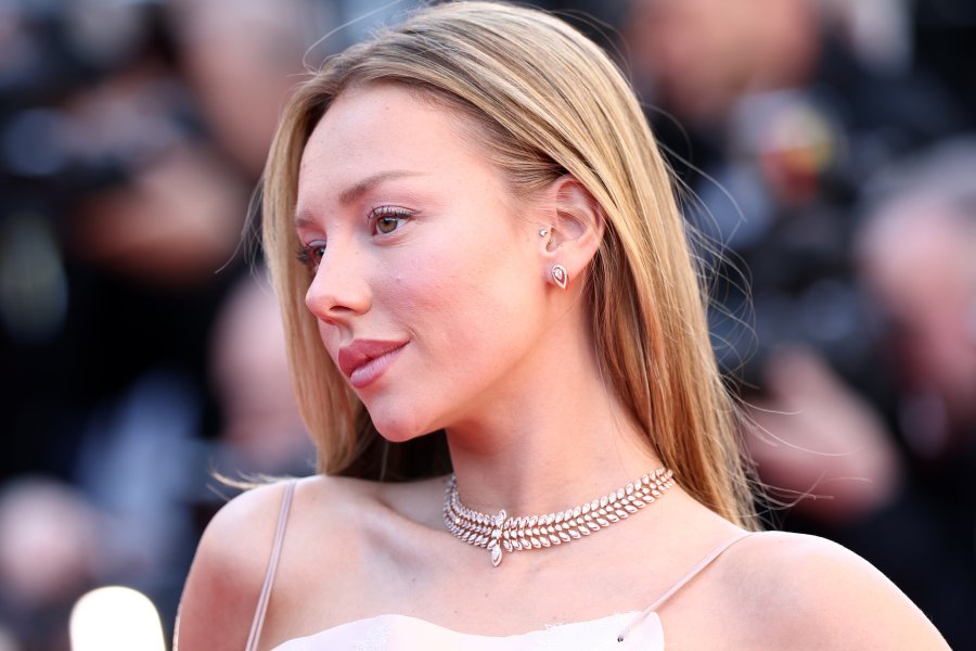 Естер Еспосито1