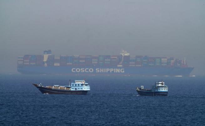 Контейнеровоз бе ударен от снаряд близо до Ормузкия проток