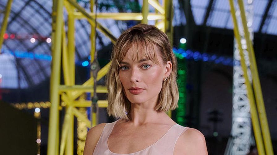 Сбогом, Барби! Марго Роби неузнаваема с нова прическа в Париж