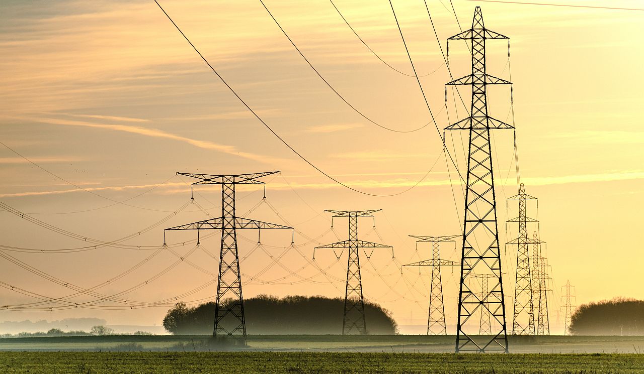 <p><strong>Електропроводи</strong></p>

<p>Според Националния институт по рака &bdquo;електрическата енергия, излъчвана от електропроводите, лесно се екранира или отслабва от стени и други обекти. Магнитната енергия, излъчвана от електропроводите, е форма на нискочестотно излъчване, което не уврежда гените&ldquo;.</p>