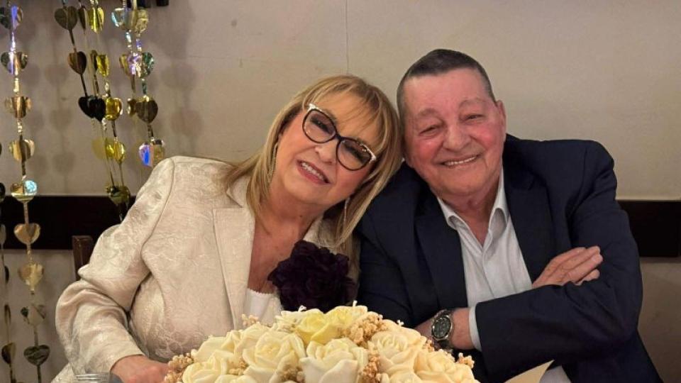 Марги Хранова поля златна сватба, получи бели рози от восък