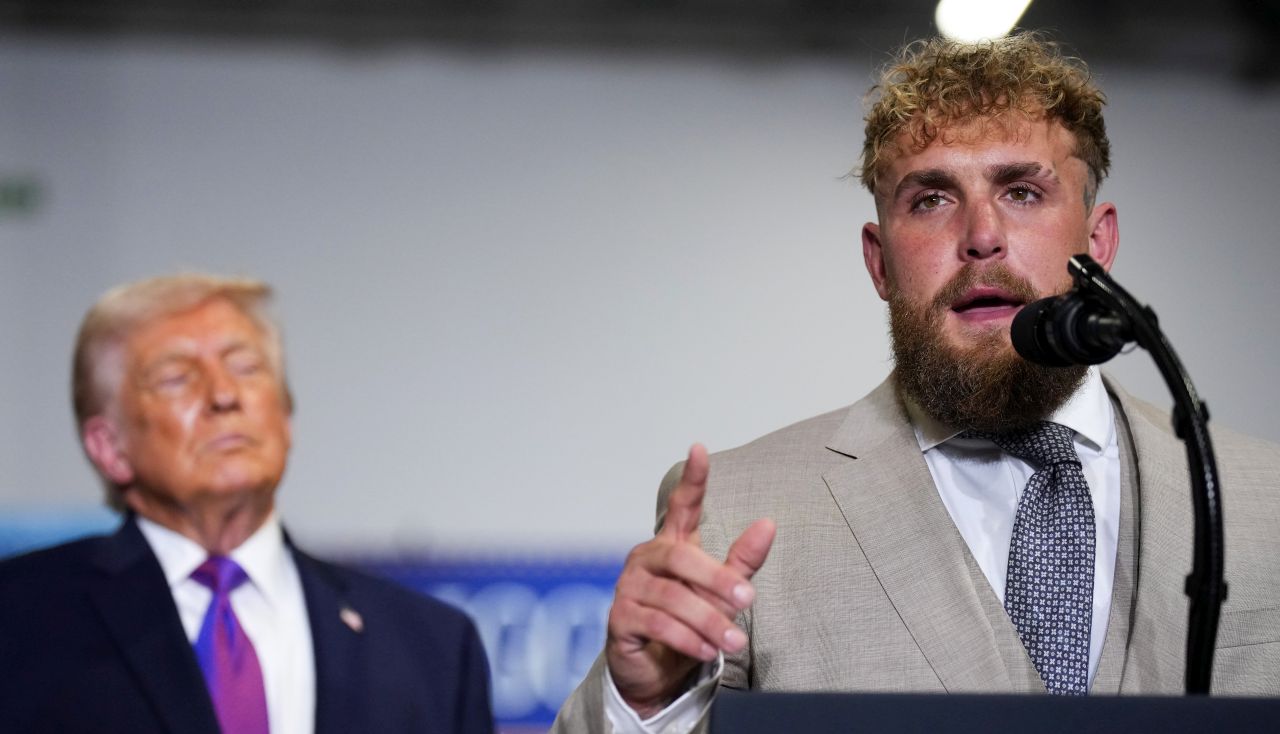 <p>По време на среща в Кентъки президентът Доналд Тръмп официално 'благослови' Джейк Пол за бъдеща кариера в политиката</p>