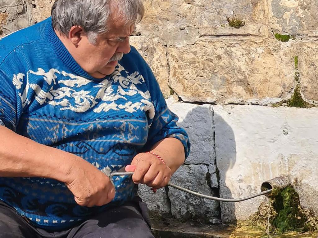 Ремонтират чешми на Деветашкото плато