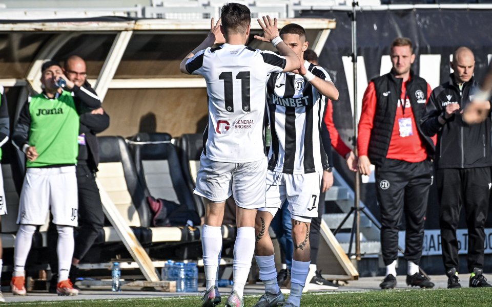 НА ЖИВО: Локомотив Пловдив - Септември 1:0, гостите са с 10 души