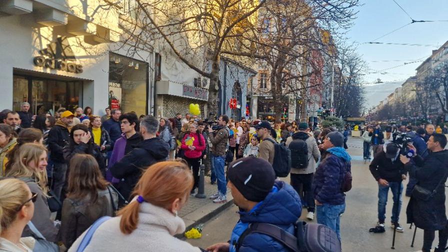 Граждани протестират в центъра на София с...