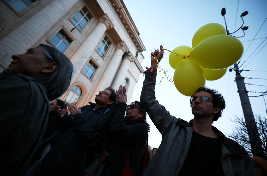 <p>Граждани протестират в центъра на София с искане да се разкрие истината за случаите "Петрохан" и "Околчица".</p>