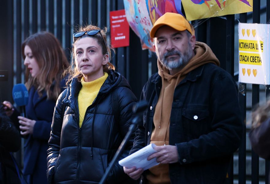 <p>Граждани протестират в центъра на София с искане да се разкрие истината за случаите "Петрохан" и "Околчица".</p>