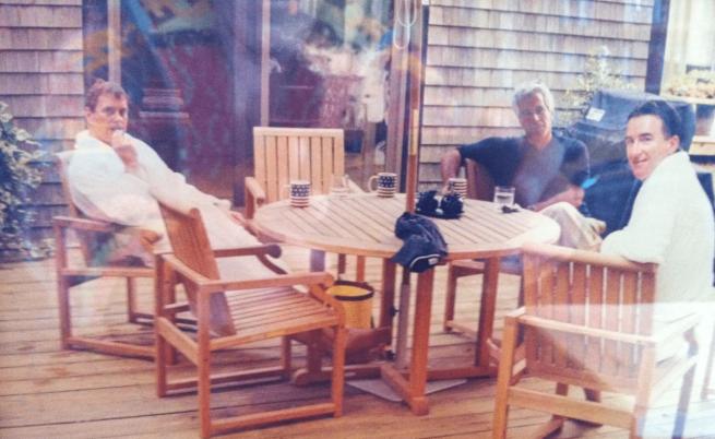 По халати с Епстийн: Появи се нова снимка на принц Андрю и Питър Манделсън