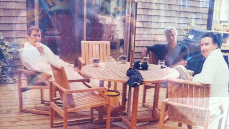 По халати с Епстийн: Появи се нова снимка на принц Андрю и Питър Манделсън